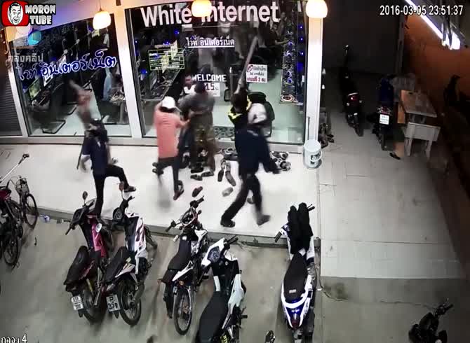 Video :One of the main characters in a fight between two gangs in Thailand has his hand severed (public warning)